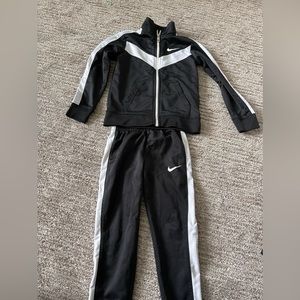 Nike Toddler Black Tracksuit size XS (3-4T).